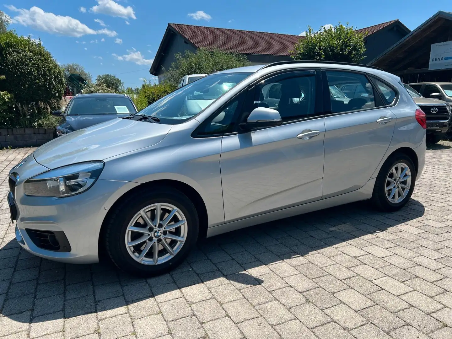 BMW 218 Baureihe 2 Active Tourer 218 i*Navi*SHZ*PDC* Silber - 2