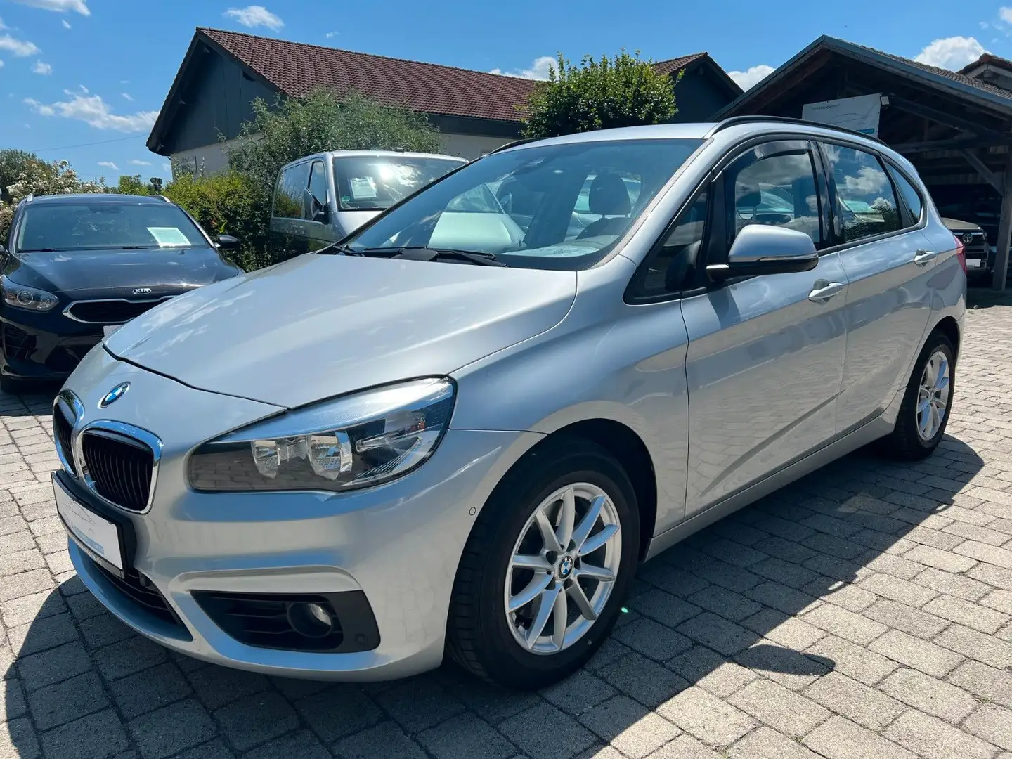 BMW 218 Baureihe 2 Active Tourer 218 i*Navi*SHZ*PDC* Silber - 1