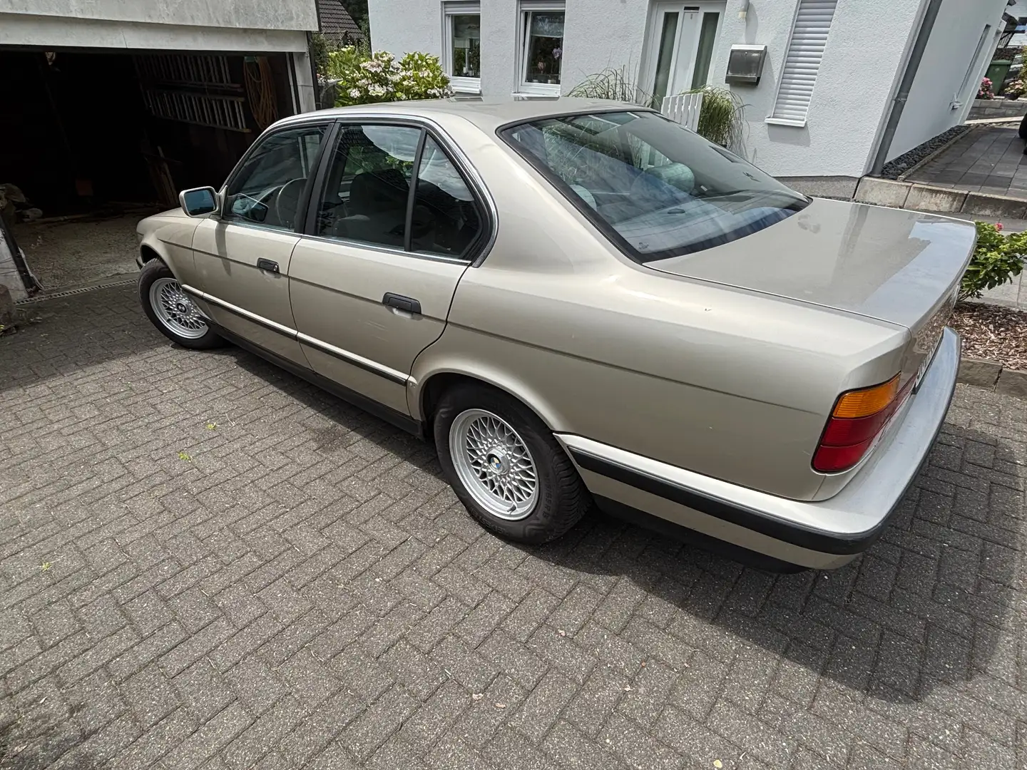 BMW 520 520i Gold - 2