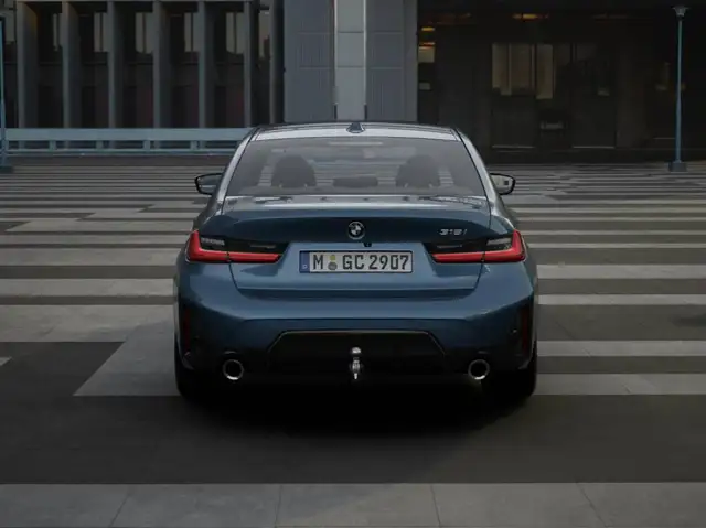 BMW 3 Series view 5