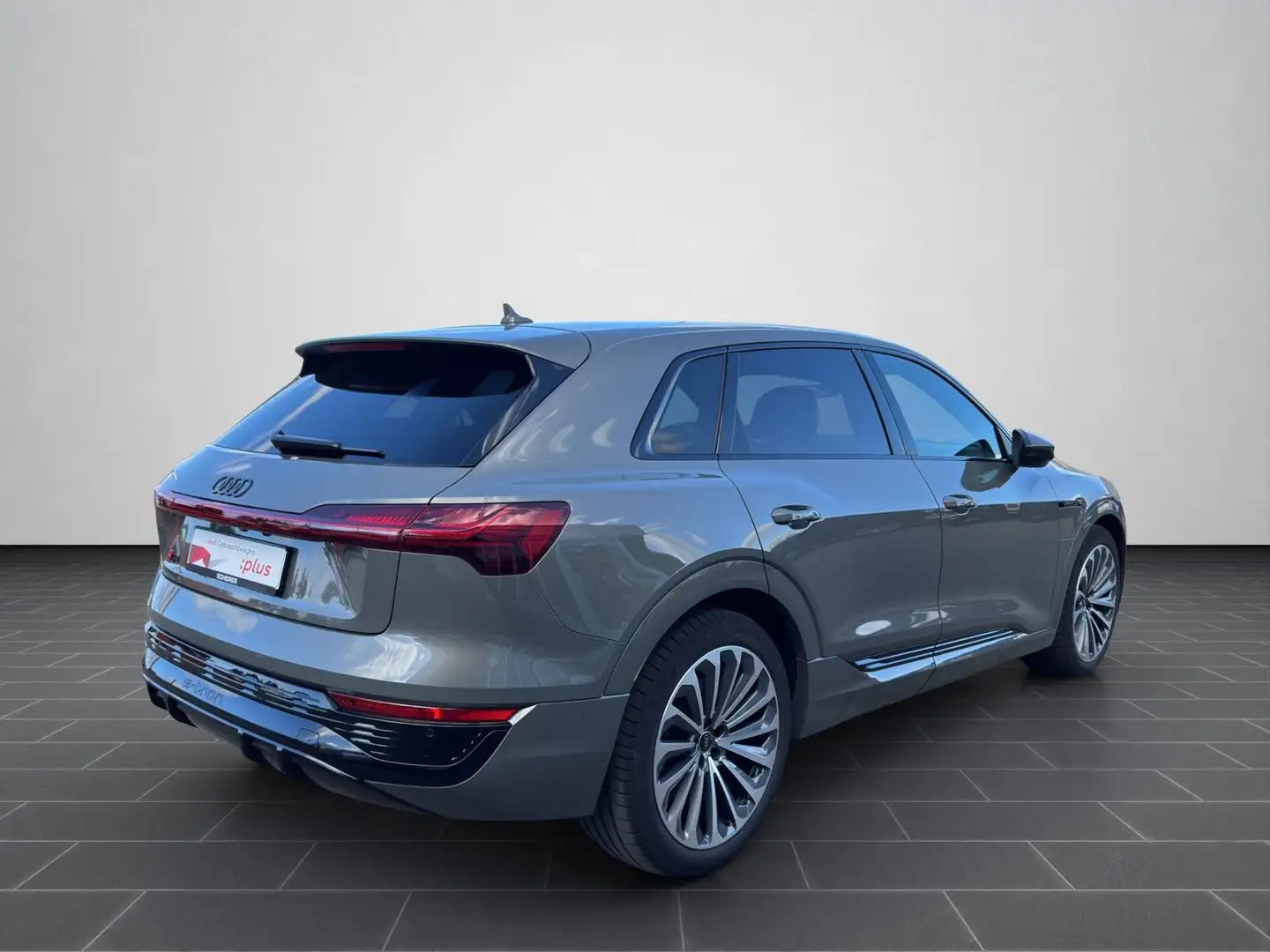 Audi Q8 e-tron 55 quattro S line MATRIX AHK RFK OPS+ Grau - 2
