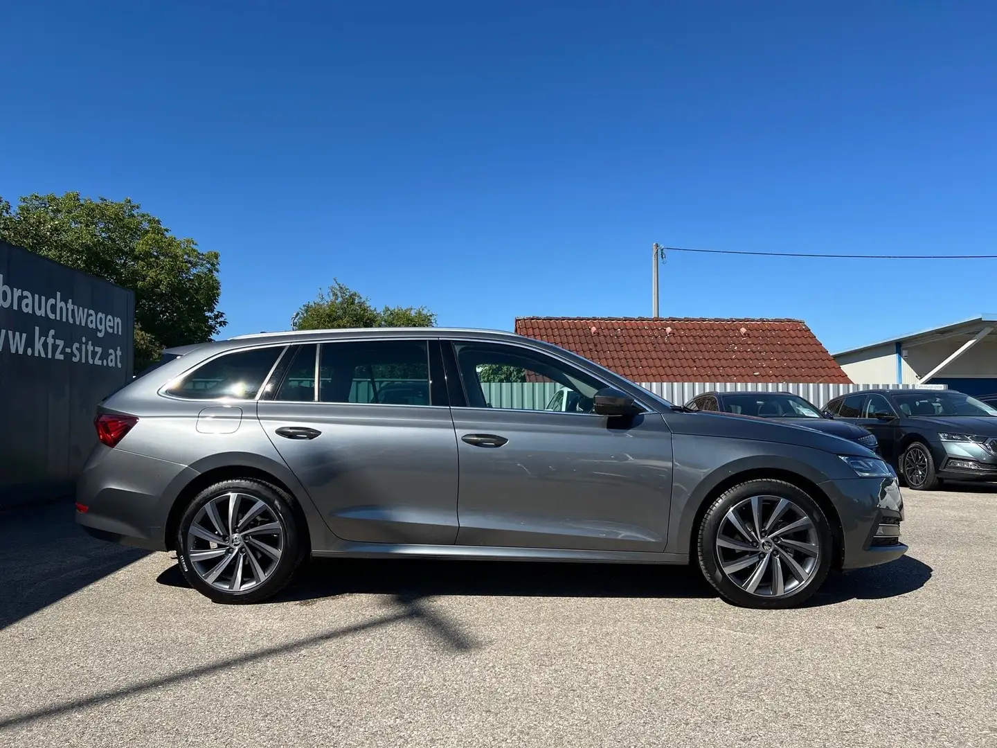 Skoda Octavia Combi 2,0 TDI Style DSG | NP: €49.500 Grau - 2