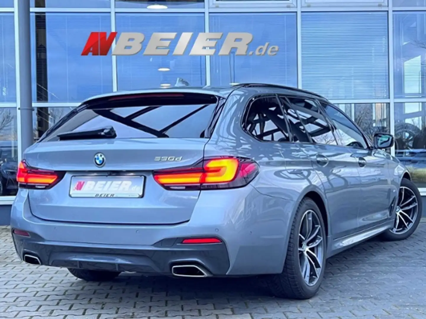 BMW 530 d M Sport AHK Panorama Laser Grau - 2