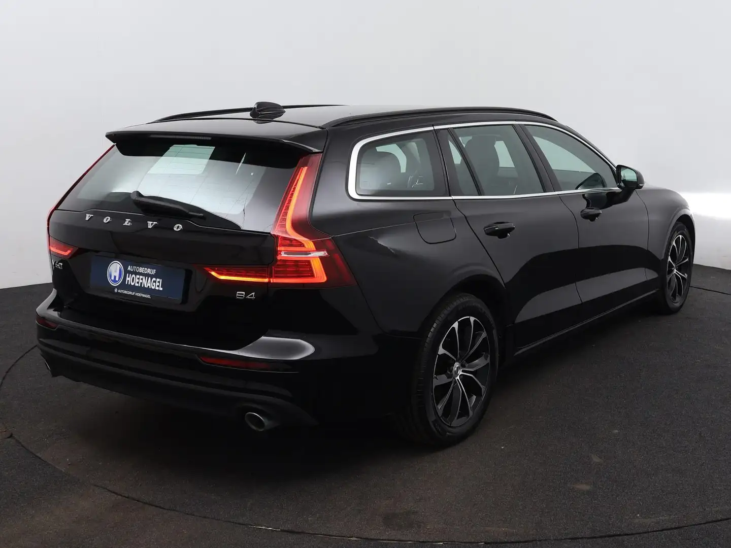 Volvo V60 2.0 B4 Momentum 197 PK | Automaat | Cruise Control Zwart - 2