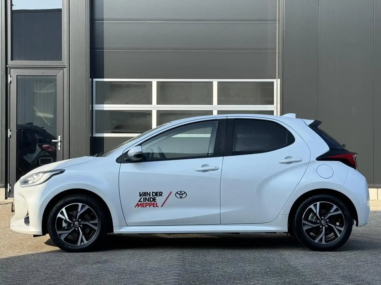 Toyota Yaris 1.5 Hybrid 115 First Edition Demo Clima Cruise LM Wit - 2