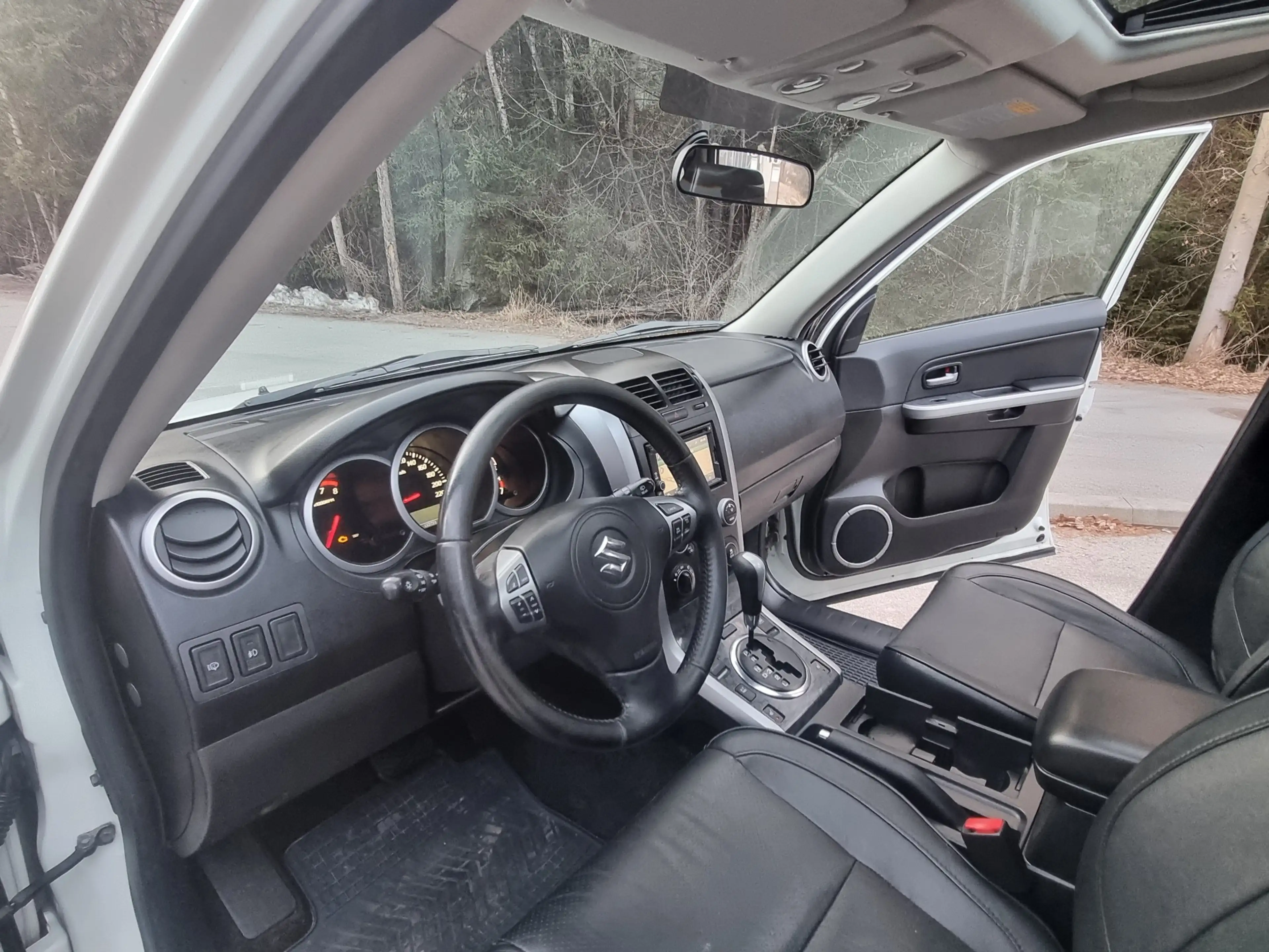 Suzuki Grand Vitara 2,4 VX-E Executive L4 Aut.**AHK**LEDER**NAVI**RFK* — photo 10