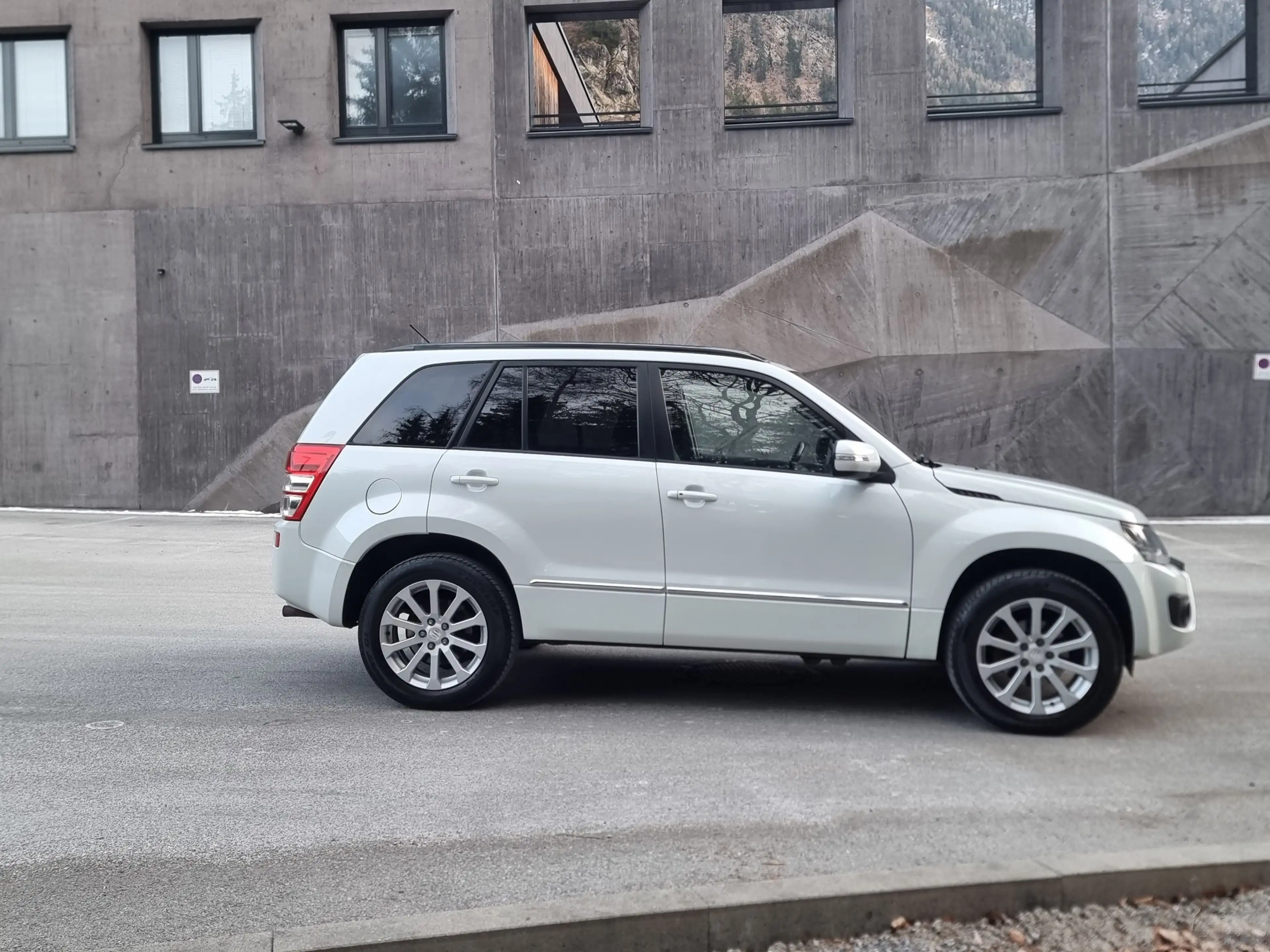 Suzuki Grand Vitara 2,4 VX-E Executive L4 Aut.**AHK**LEDER**NAVI**RFK* — photo 2