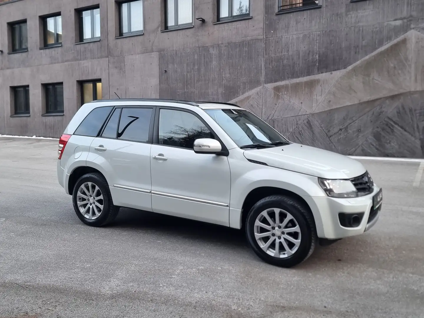 Suzuki Grand Vitara 2,4 VX-E Executive L4 Aut.**AHK**LEDER**NAVI**RFK* Weiß - 1