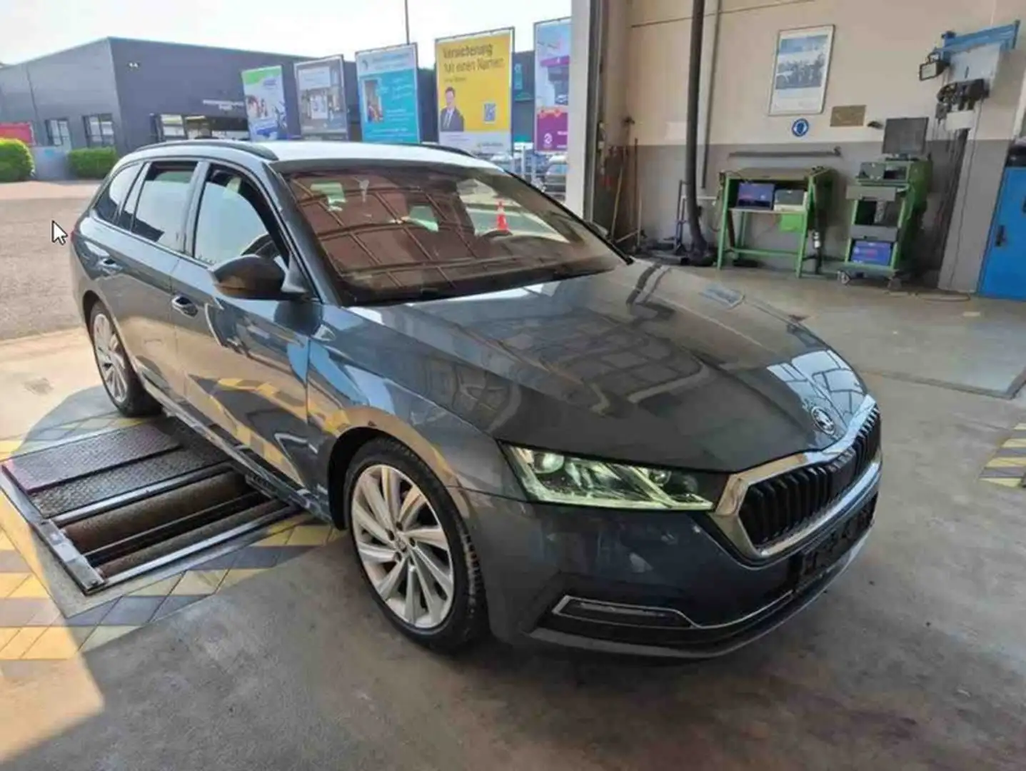 Skoda Octavia Combi 2.0 TDI DSG First Edition AHK Grau - 2
