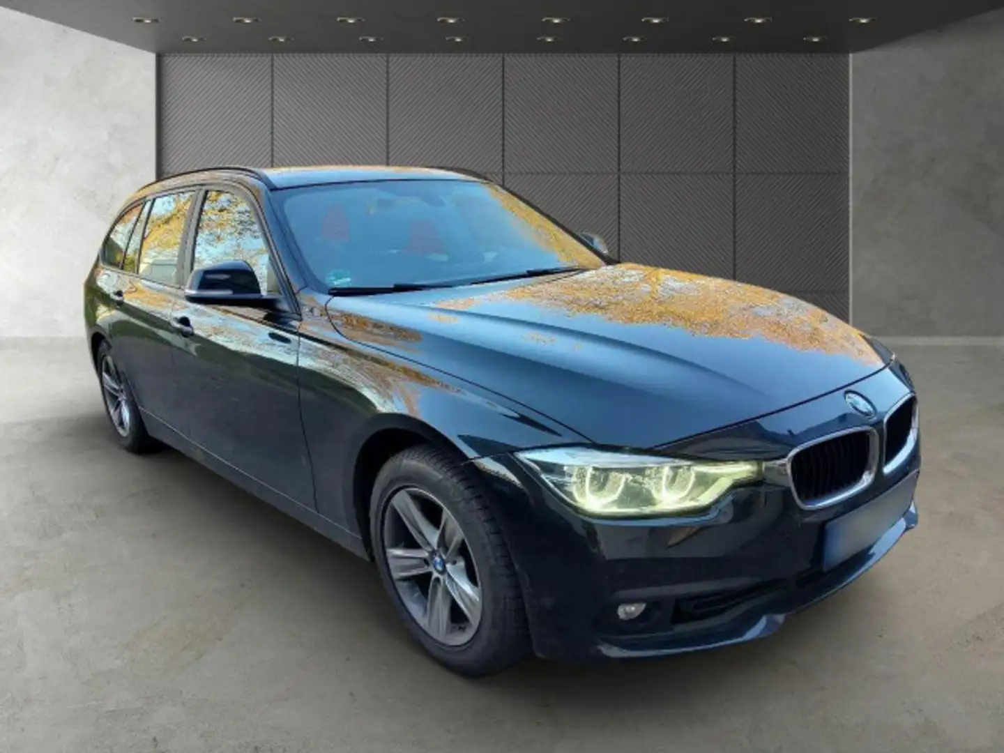 BMW 318 i Touring Automatik LED NAVI SHZ PDC Schwarz - 2