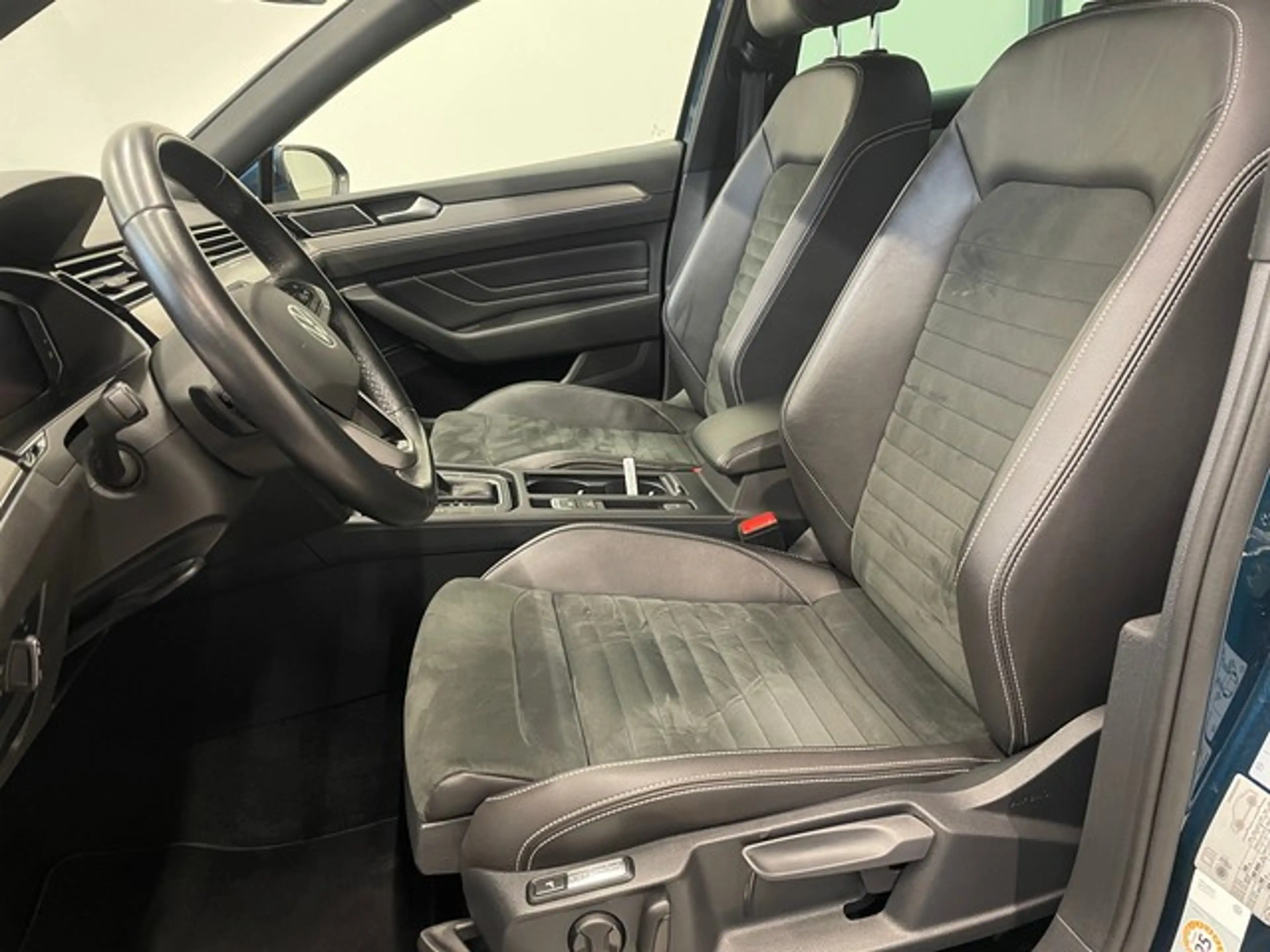 Volkswagen Passat Variant 2.0 TDI DSG Elegance — photo 10