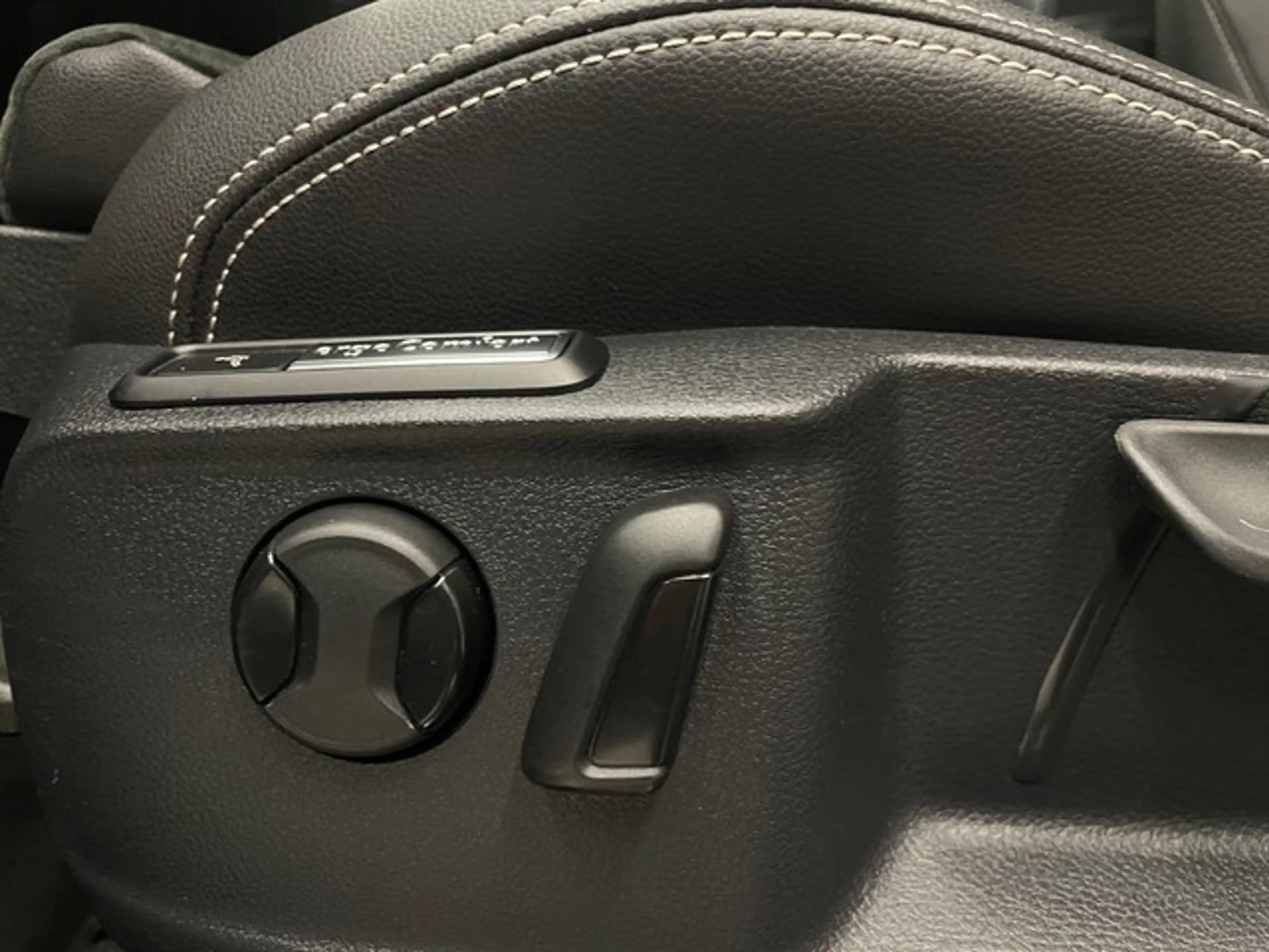 Volkswagen Passat Variant 2.0 TDI DSG Elegance — photo 11