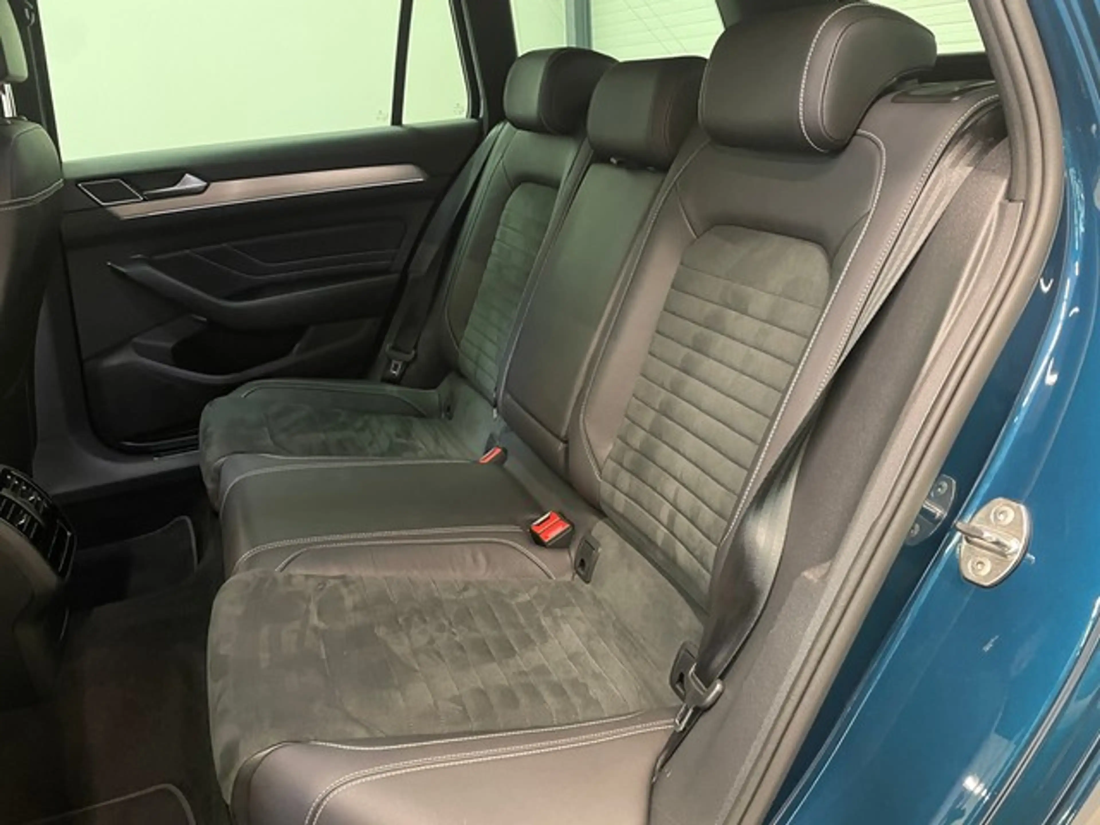 Volkswagen Passat Variant 2.0 TDI DSG Elegance — photo 12