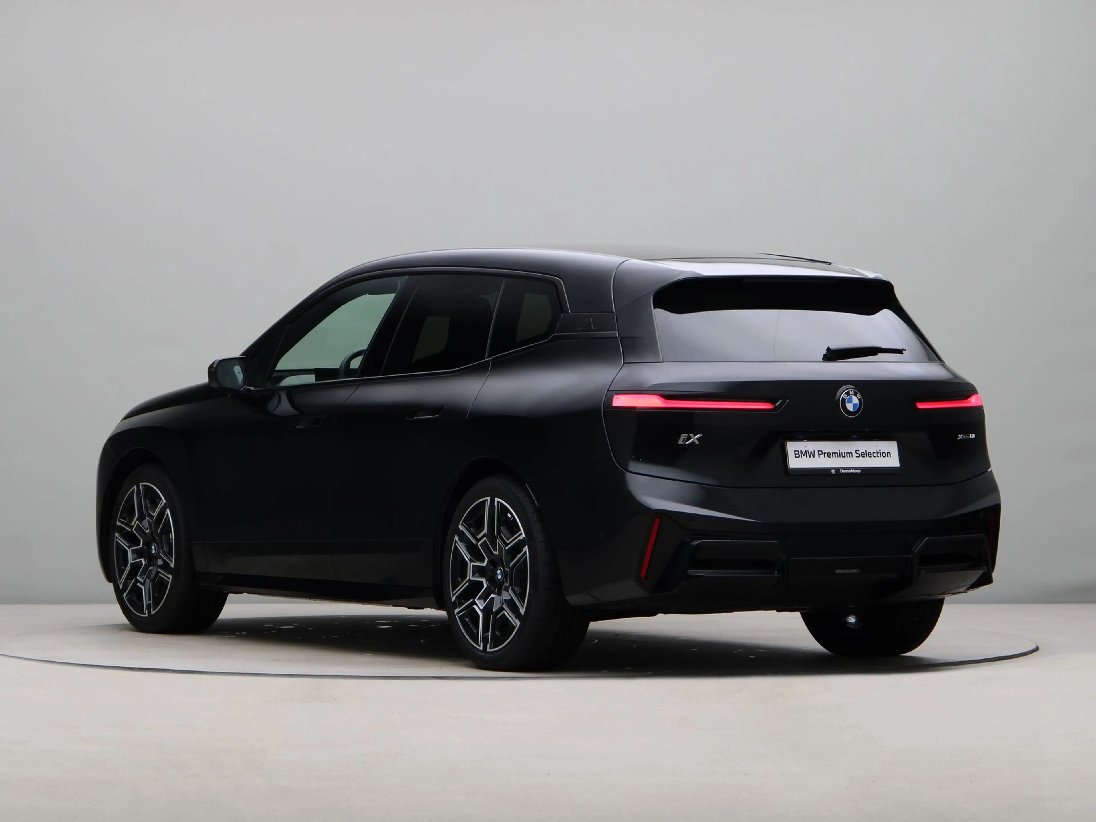 BMW iX xDrive60 112 kWh — photo 10