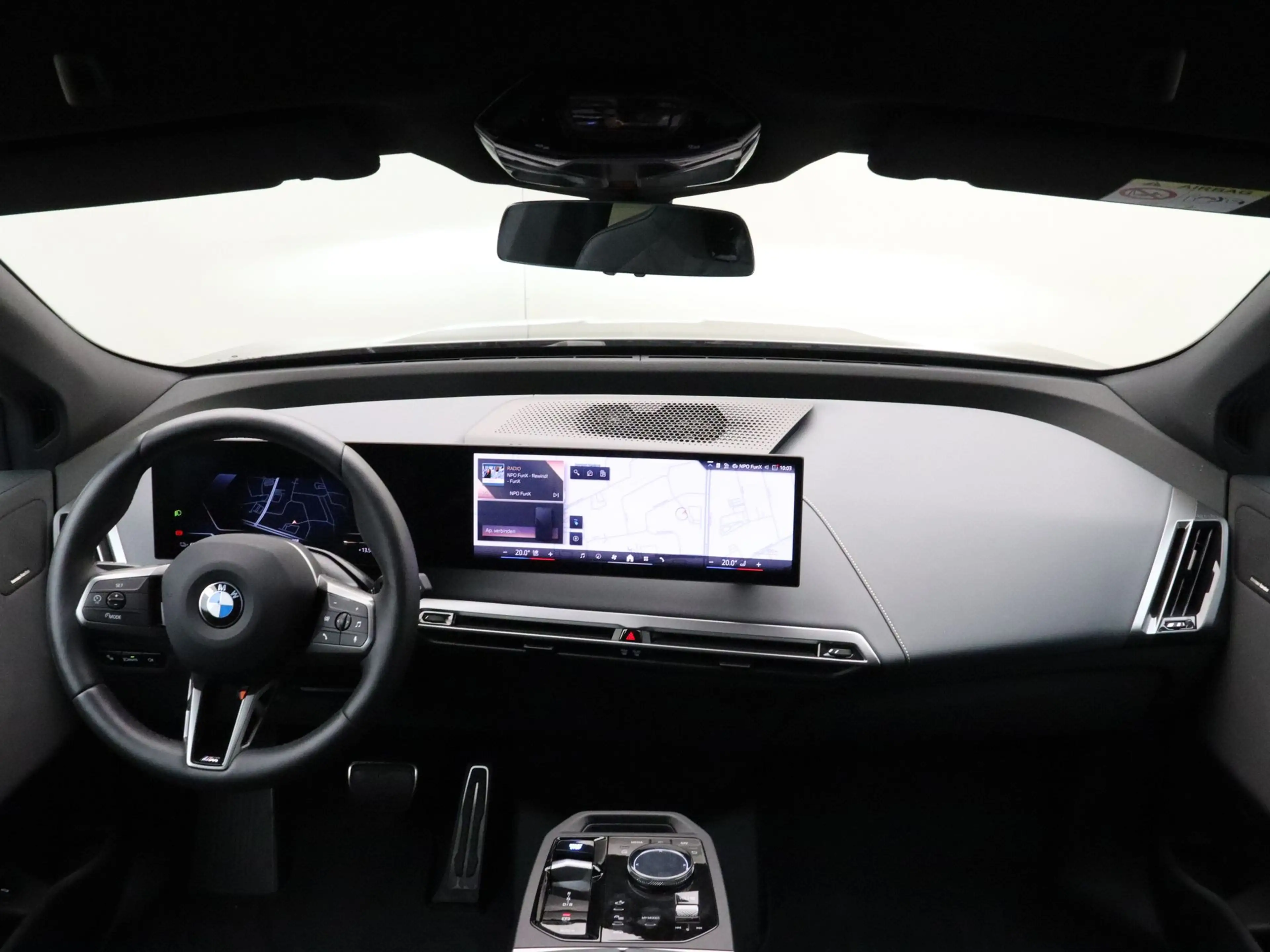 BMW iX xDrive60 112 kWh — photo 12