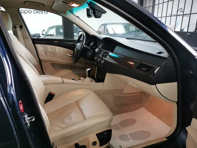 BMW 5 Series view 8
