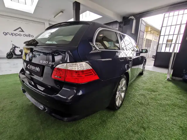 BMW 5 Series view 4
