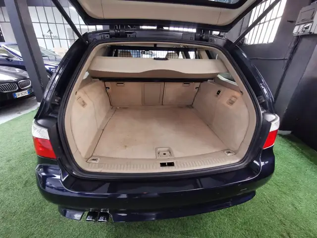 BMW 5 Series view 11