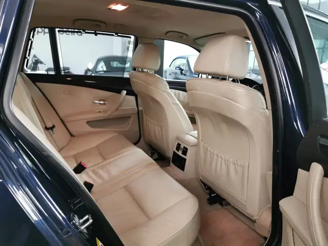 BMW 5 Series view 10