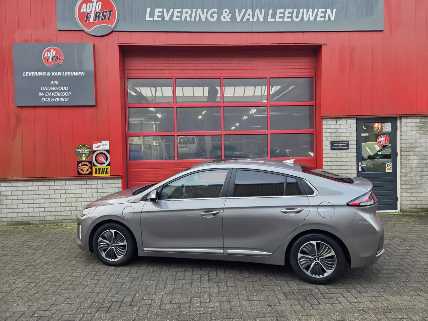 Hyundai IONIQ 1.6 GDi PHEV Premium Sky Navigatie/ Schuifdak/ Sto Grijs - 2