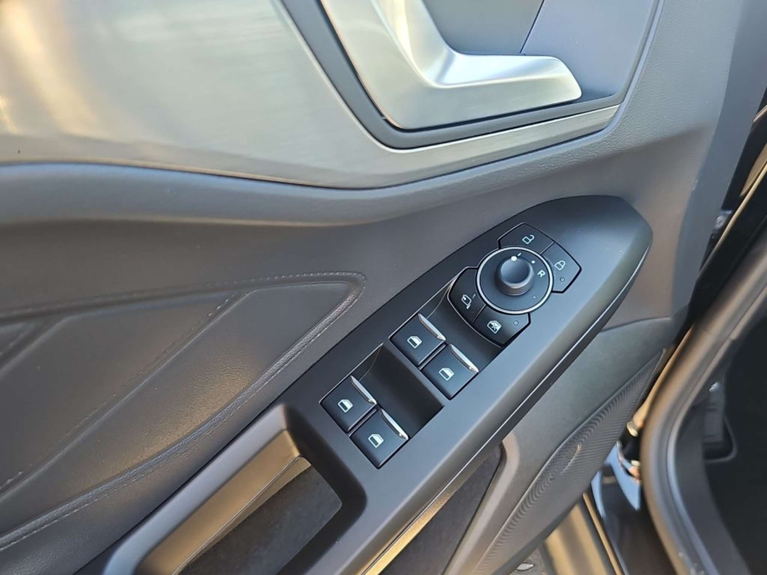 Fahrzeugabbildung Ford Focus TITANIUM 1.0 Ltr. Hybrid 125 PS *LED*CARPLAY* - mit KI generiert/bearbeitet