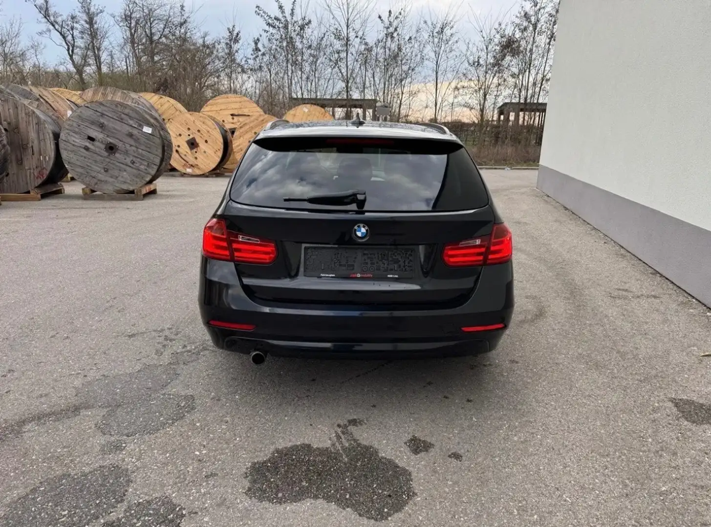 BMW 318 318d xDrive Touring Schwarz - 2
