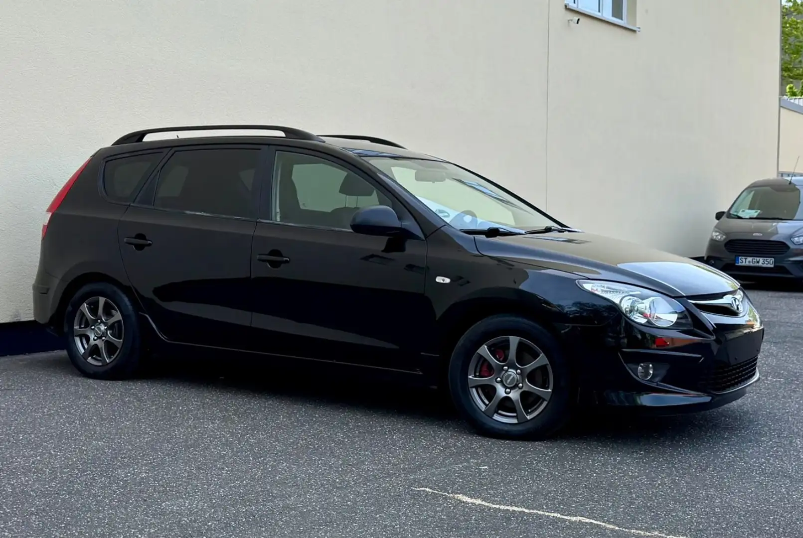 Hyundai i30 cw FIFA WM Edition KLIMA AHK PDC 3.VORBESITZ Noir - 1