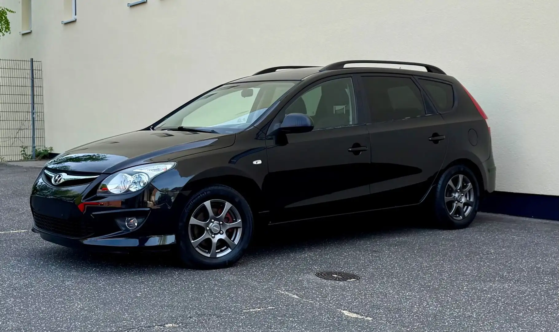 Hyundai i30 cw FIFA WM Edition KLIMA AHK PDC 3.VORBESITZ Noir - 2