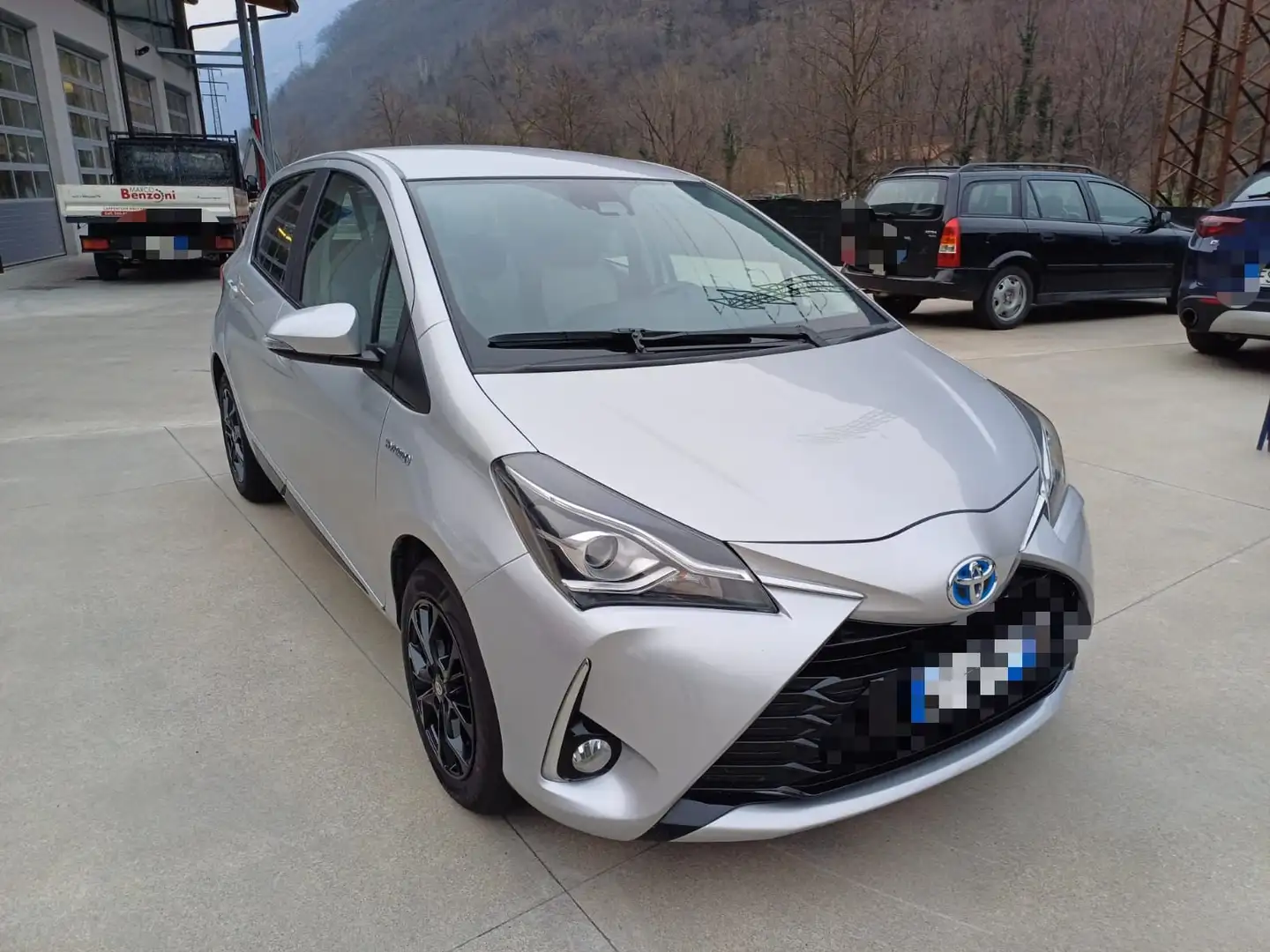 Toyota Yaris Yaris 5p 1.5h Active my18 Plateado - 1