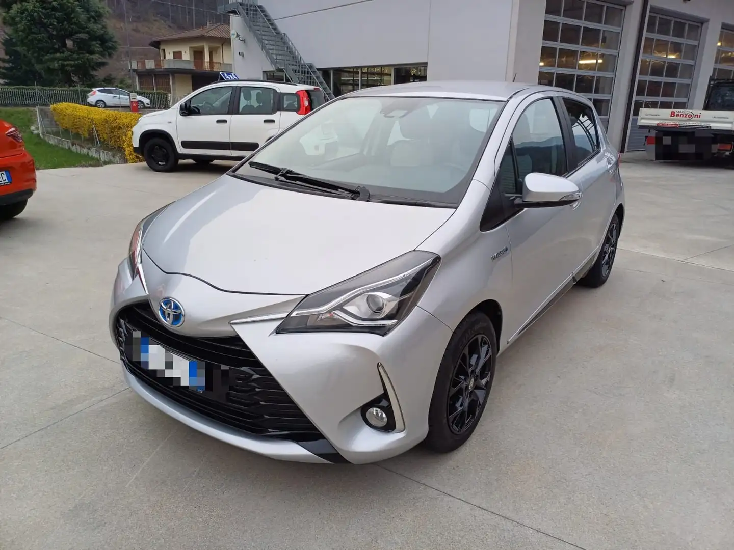 Toyota Yaris Yaris 5p 1.5h Active my18 Plateado - 2