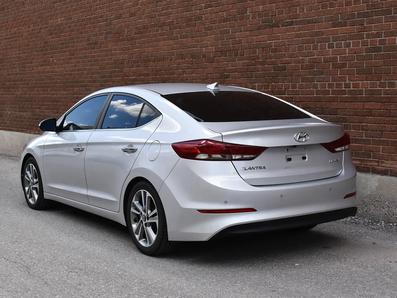 Hyundai ELANTRA photo Hyundai ELANTRA