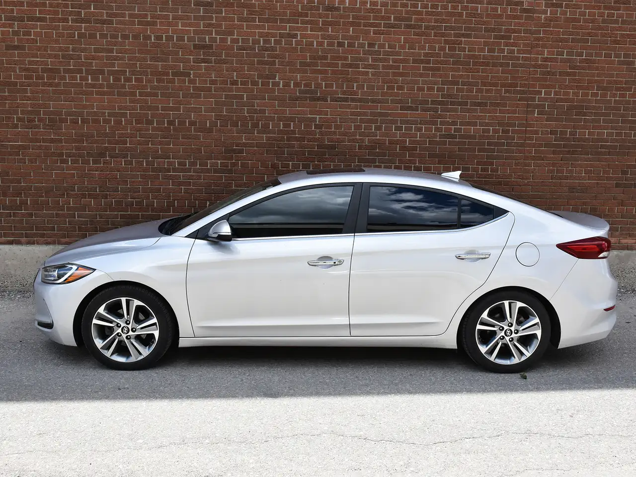 Hyundai ELANTRA photo Hyundai ELANTRA