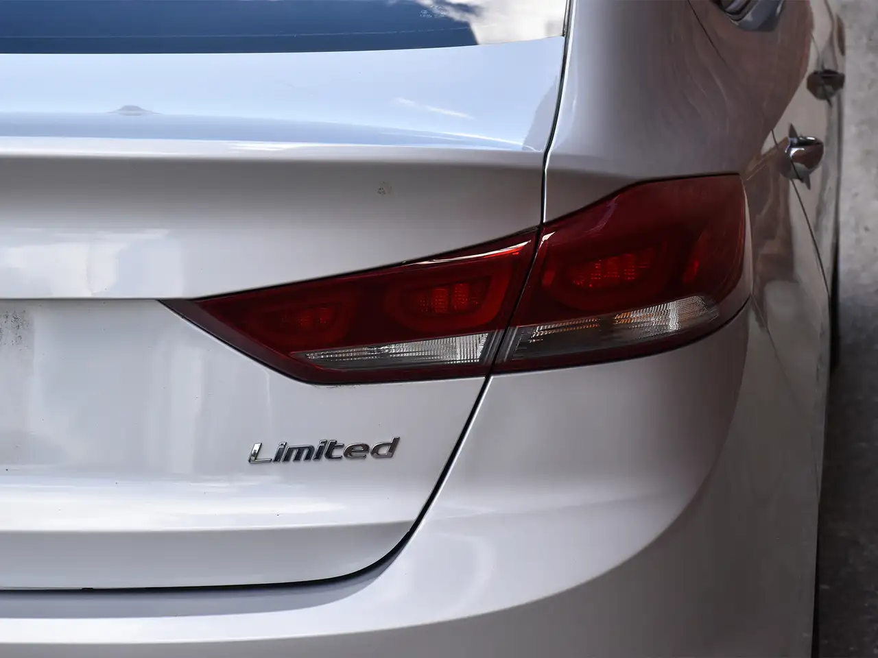 Hyundai ELANTRA photo Hyundai ELANTRA