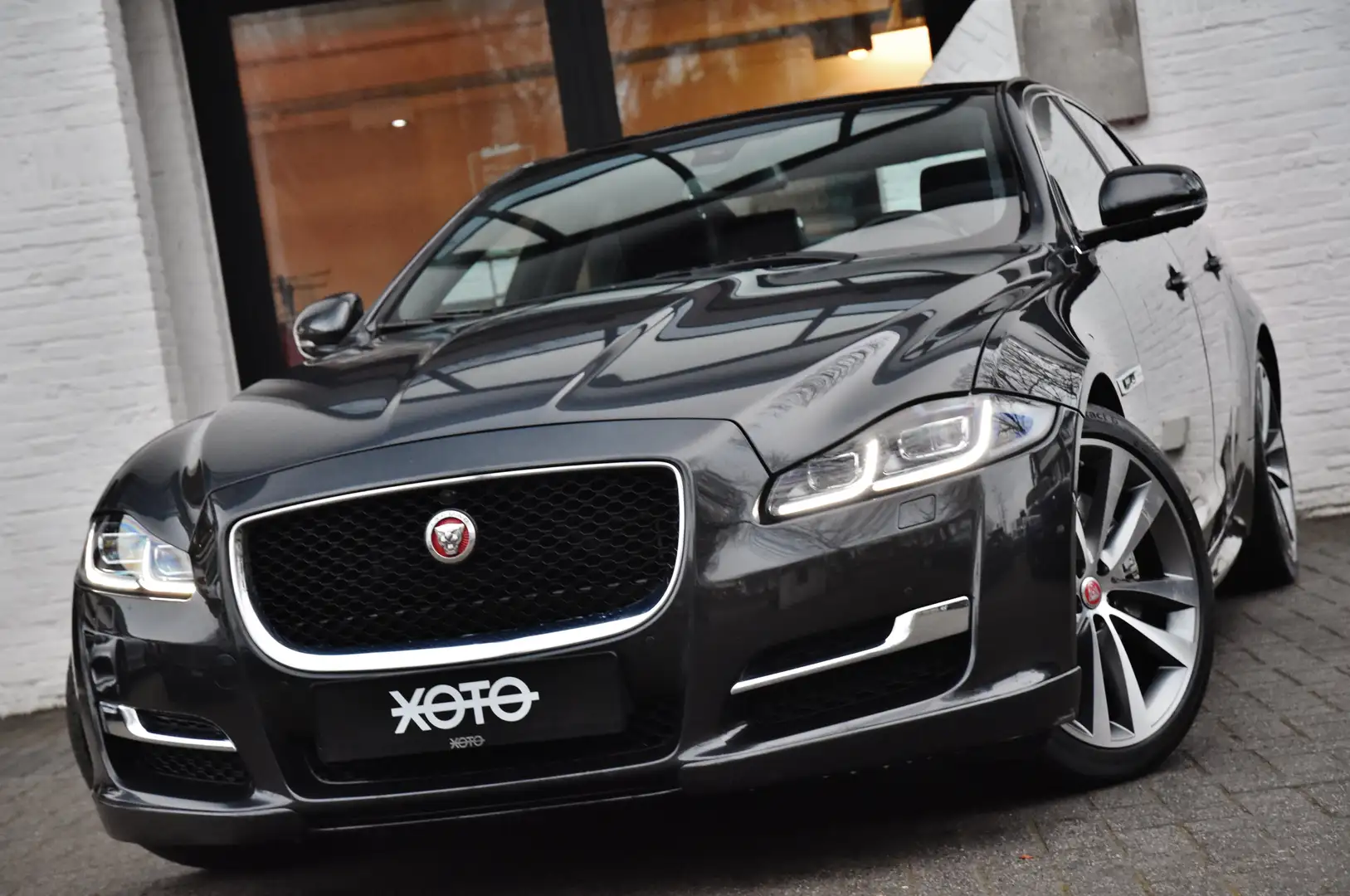 Jaguar XJ 3.0 V6 S/C AWD R-SPORT *** NP: € 115.715 *** Сірий - 1