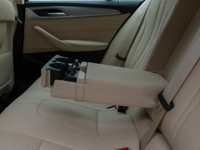 BMW 5 Series view 28