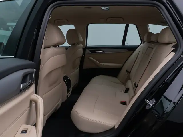 BMW 5 Series view 26