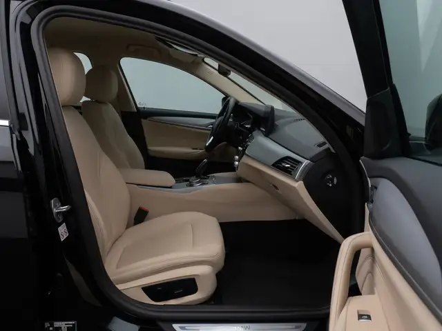 BMW 5 Series view 25