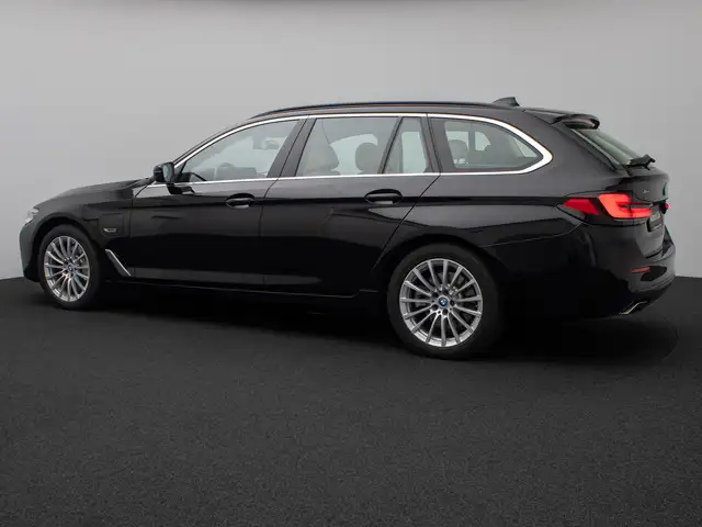 BMW 5 Series view 10