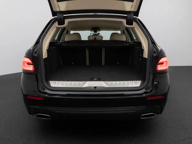 BMW 5 Series view 14