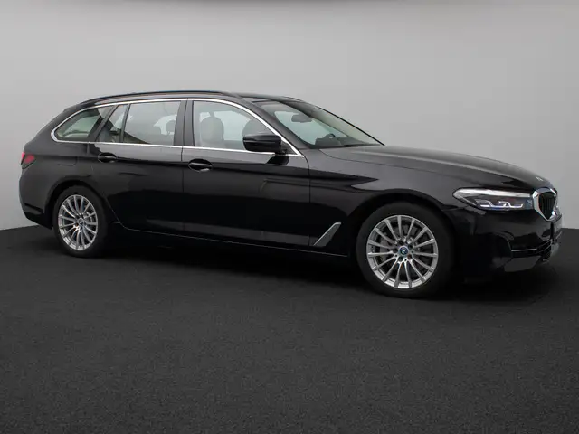 BMW 5 Series view 4