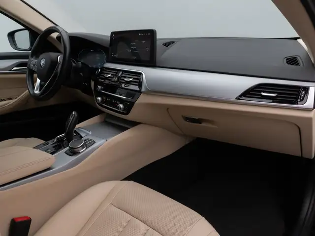 BMW 5 Series view 24