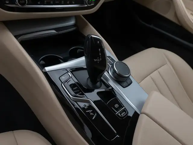 BMW 5 Series view 23