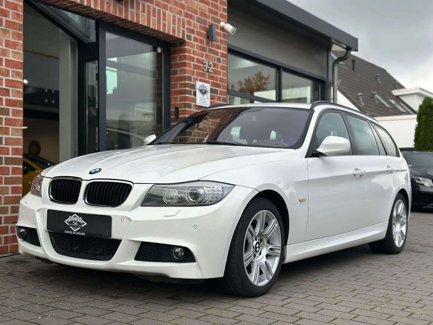 BMW 320 d Touring LCI xDrive/ M-Paket/Keyless/Ahk/CIC Blanc - 1