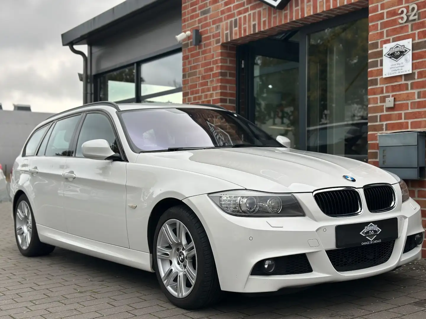 BMW 320 d Touring LCI xDrive/ M-Paket/Keyless/Ahk/CIC Weiß - 1