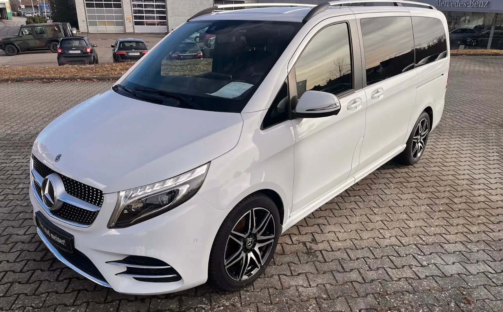 Mercedes-Benz V 300 d AMG / 2xSchiebetüren / 7 Sitze Weiß - 1