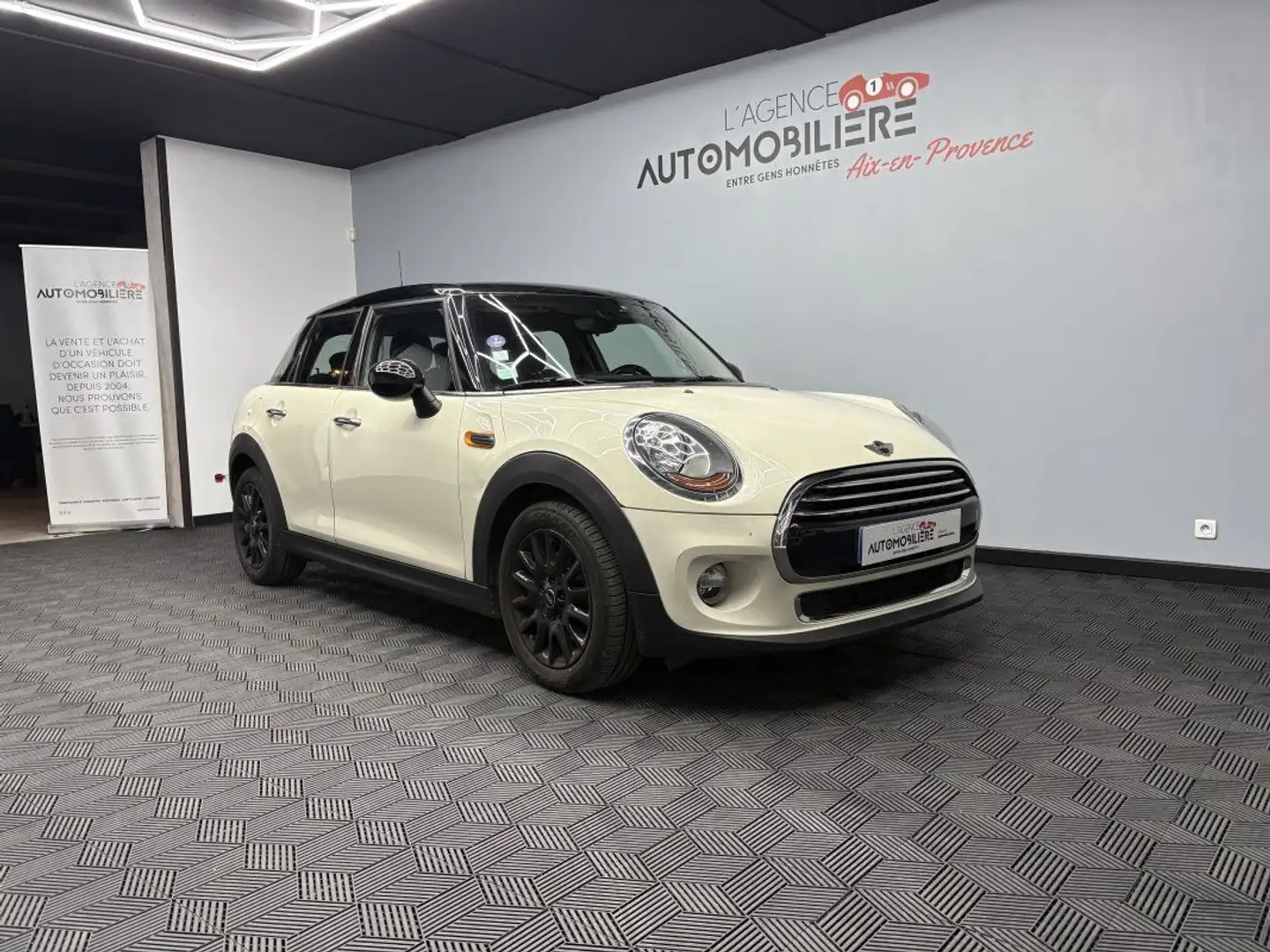 MINI Cooper F55 5 Portes 136ch Pack Chili– Première main Weiß - 1