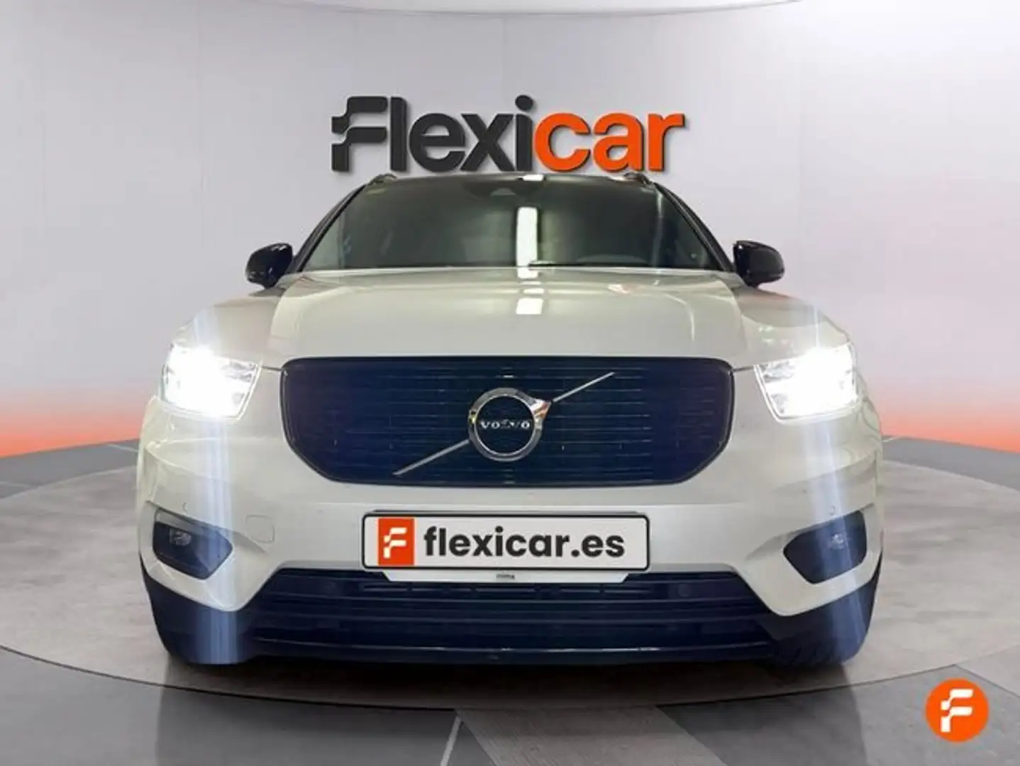 Volvo XC40 D3 Momentum AWD Aut. Blanco - 2