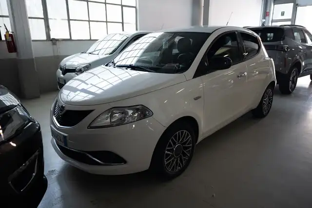 Lancia Ypsilon view 5