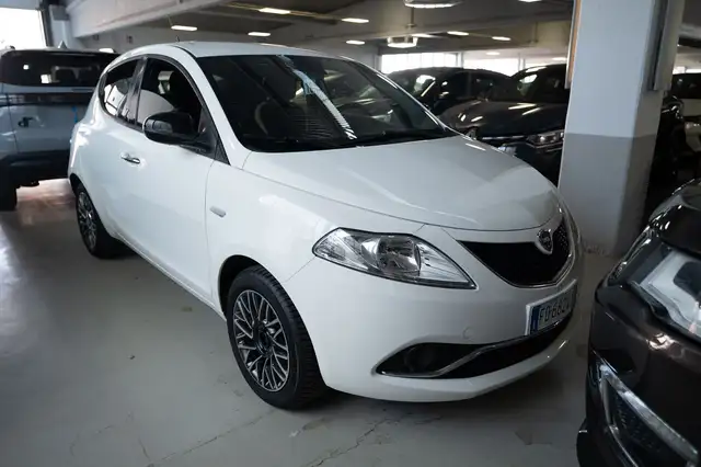 Lancia Ypsilon view 6