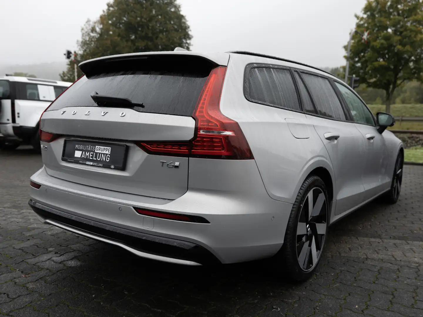 Volvo V60 T8 Recharge Plus Dark AWD ACC 360° PANO Silber - 2